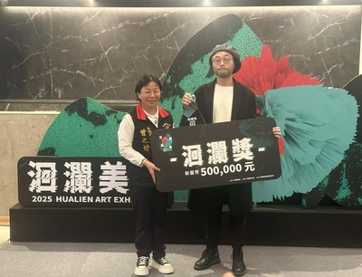 賀!本系潘思俊同學榮獲2025洄瀾美展當代藝術創作類首獎－洄瀾獎!圖片